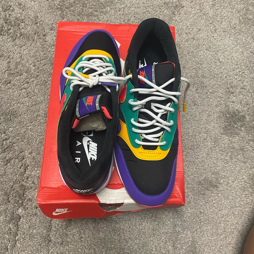 Men Size 9 Nike Air Max 1.
